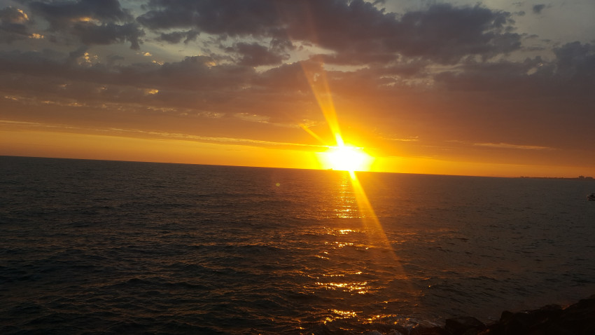 Sea to swallow glittering Sun